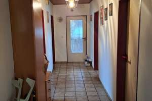 Preis reduziert: Einfamilienhaus mit großem Potenzial in ruhiger Lage – 84092 Bayerbach bei Ergoldsbach – Vorschaubild 1