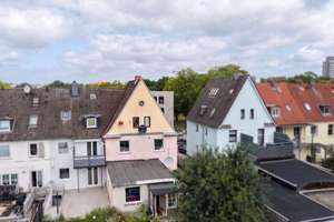 Wohnen und vermieten in Lübeck: Dreifamilienhaus mit frei werdender Eigentümerwohnung