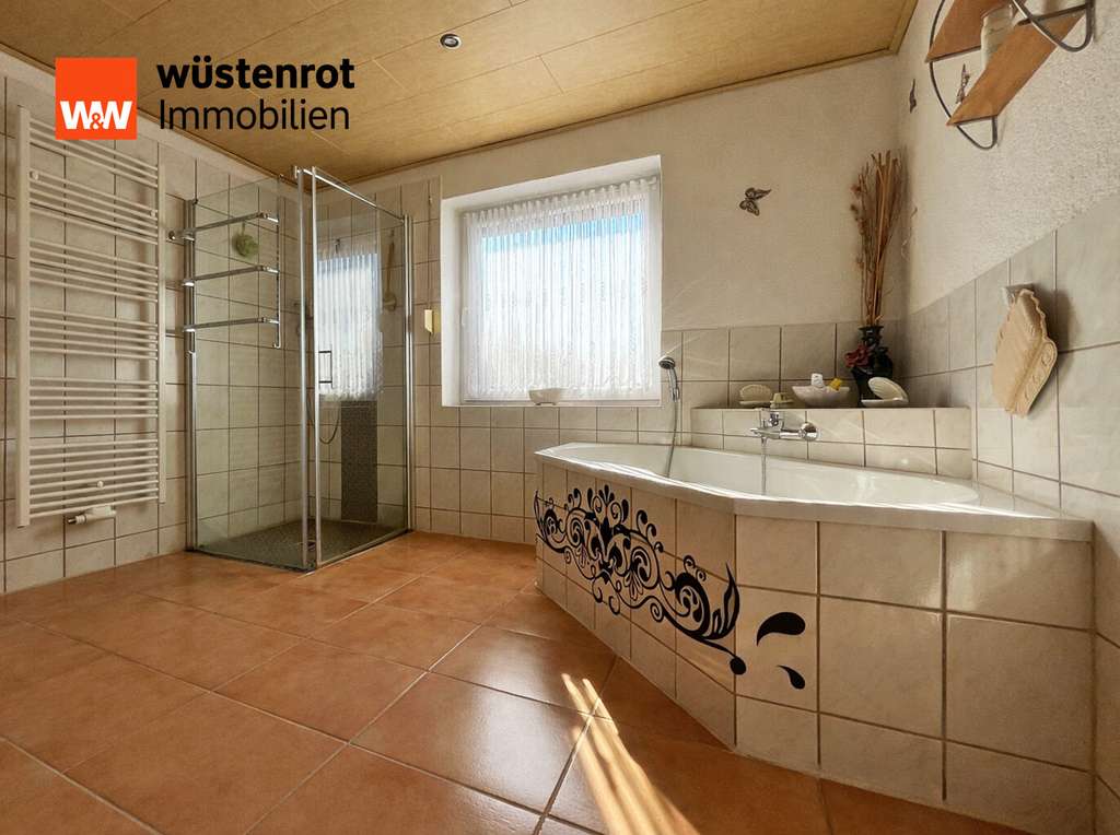 Immobilie in Karlsburg - TOP MODERNISIERTE HAUSHÄLFTE MIT PHOTOVOLTAIKANLAGE + KAMINOFEN + EINBAUKÜCHE AUF GROSSEM GRUNDSTÜCK - Bild 3