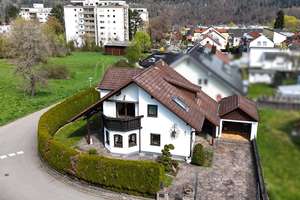 Repräsentatives Wohnen am Wiesenrand:  EFH mit Panoramablick, Wellness & viel Raum zur Entfaltung