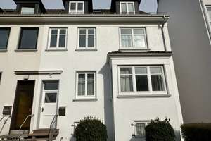 Schwachhausen: Wunderschöne u. große 2 Zi. Maisonnette Whg. mit EBK, Gartennutzung, Keller u. Garage