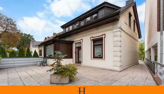 Bild von NAHE DIAKO! 1-Familien-Haus mit 25! Garagen, großer Dachterrasse und Keller