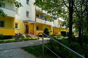 Schön, ruhig und im grünen Umfeld gelegene 2-Zimmer-Wohnung mit Einbauküche! – Am Bernsdorfer Hang 1, 9126 Bernsdorf, Chemnitz – Vorschaubild 9