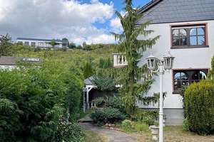 Attraktives 10-Zi-Zweifamilienhaus mit schönem Garten und Garage, ideal zum Wohnen und Vermieten! – Die vollständige Adresse der Immobilie erhältst du vom Anbieter., 97523 Schwanfeld – Vorschaubild 14