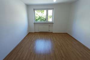 Gut geschnittene 3 Zimmer Wohnung mit Balkon in Milbertshofen – Milbertshofener Platz 9, 80809 Am Riesenfeld, München – Vorschaubild 3