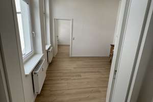 Frisch renovierte 2 Raumwohnung mit EBK , Fensterbad und Keller