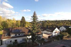 Sofort freie, ruhige 3-Zimmer-Maisonette-Wohnung im 1. OG und DG mit Dachloggia und Garage! 