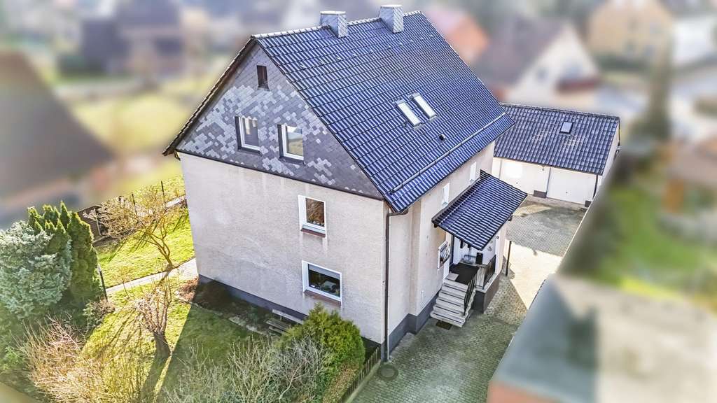Immobilie in Pattensen - Kapitalanlage in Pattensen - teilmodernisiertes 3 Familienhaus mit 3 Garagen und schönem Grundstück - Bild 0