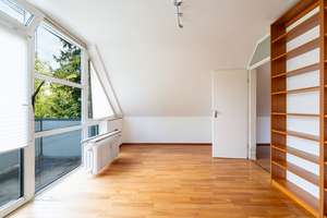 Wohnen zwischen Natur und urbaner Nähe – Dachgeschosswohnung mit Galerie und zwei Balkonen – Die vollständige Adresse der Immobilie erhältst du vom Anbieter., 80939 Obere Isarau, München – Vorschaubild 5