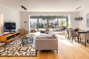 Familiengerecht: Soeben saniertes Reiheneckhaus mit Wintergarten, Terrassen und Südgarten