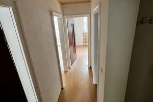 Frisch gestrichene 3-Zimmer-Wohnung mit Balkon am Burbacher Markt - provisionsfrei