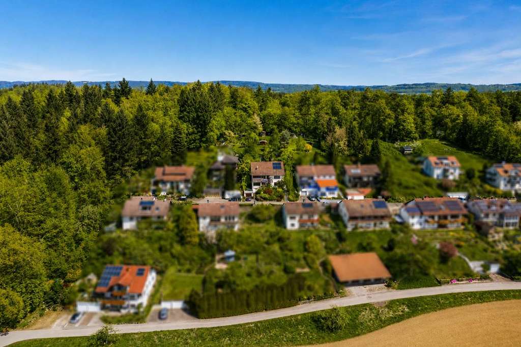 Immobilie in Uhldingen-Mühlhofen - Wohnen am Waldrand: Bezugsfreies 1–2-Familienhaus in ruhiger Lage mit Fernblick bis zum Bodensee - Bild 3