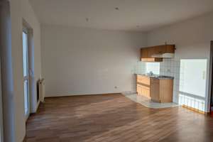 Geräumiges Apartment mit bodentiefen Fenstern u. Single-Küche in guter Lage direkt am Klinikum!