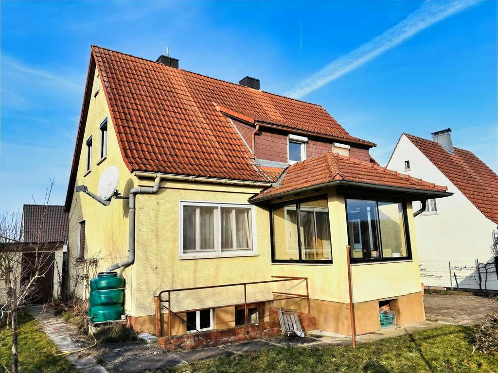 Immobilie in Königsberg in Bayern - Charmantes Einfam.-Wohnhaus mit zwei Garagen, Pergola und Garten in beliebter Lage, Wohnfl. 135m²,  - Bild 1