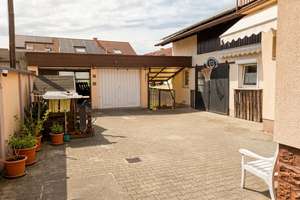 Großzügiges Einfamilienhaus mit
Garten und Doppelgarage