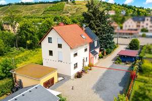 GROSSZÜGIGES HAUS AUF 2.956 M² GRUNDSTÜCK + GARTEN, GARAGE & ENTWICKLUNGSPOTENZIAL IN RADEBEUL – Die vollständige Adresse der Immobilie erhältst du vom Anbieter., 1445 Radebeul – Vorschaubild 2