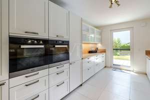 Stilvolles Effizienzhaus KfW55 mit Sauna, EBK, Garage und Gartenidylle in begehrter Lage – Die vollständige Adresse der Immobilie erhältst du vom Anbieter., 61250 Usingen – Vorschaubild 6