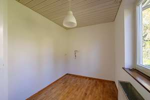 Stilvolles Einfamilienhaus mit großem Entwicklungspotenzial und Doppelgarage in sonniger Hanglage – Die vollständige Adresse der Immobilie erhältst du vom Anbieter., 75181 Eutingen, Pforzheim – Vorschaubild 5