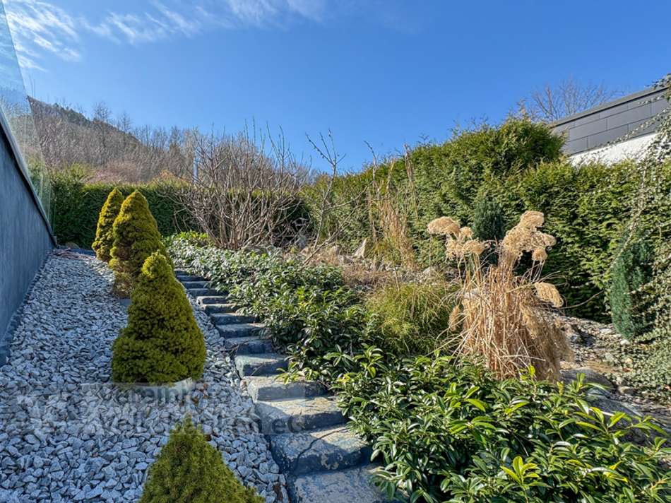 Gartenaufgang mit Wasserspiel