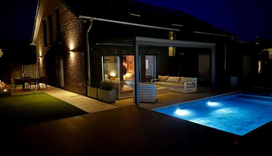 Bild von Exklusives Neubau-Architektenhaus mit Pool,EBK,Kamin,Photovoltaik und Doppelgarage in TOP Lage!