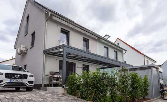 NEUWERTIG UND ENERGIEEFFIZIENT: perfekt für die junge Familie