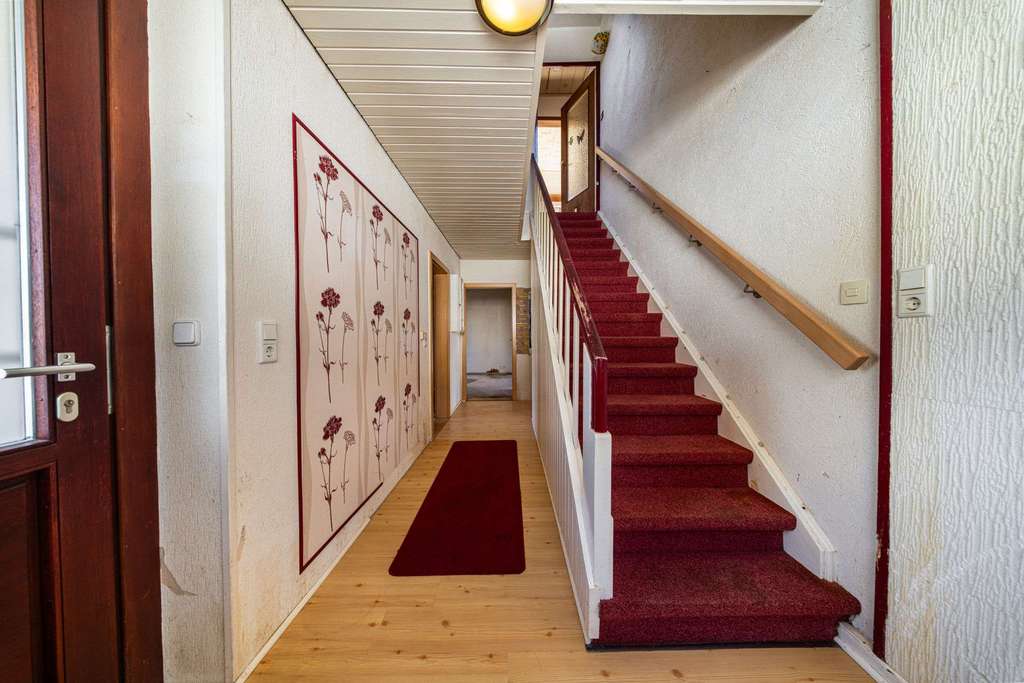 Immobilie in Barntrup - Großes Grundstück, viel Potenzial – Wohnhaus für neue Ideen in Barntrup! - Bild 2