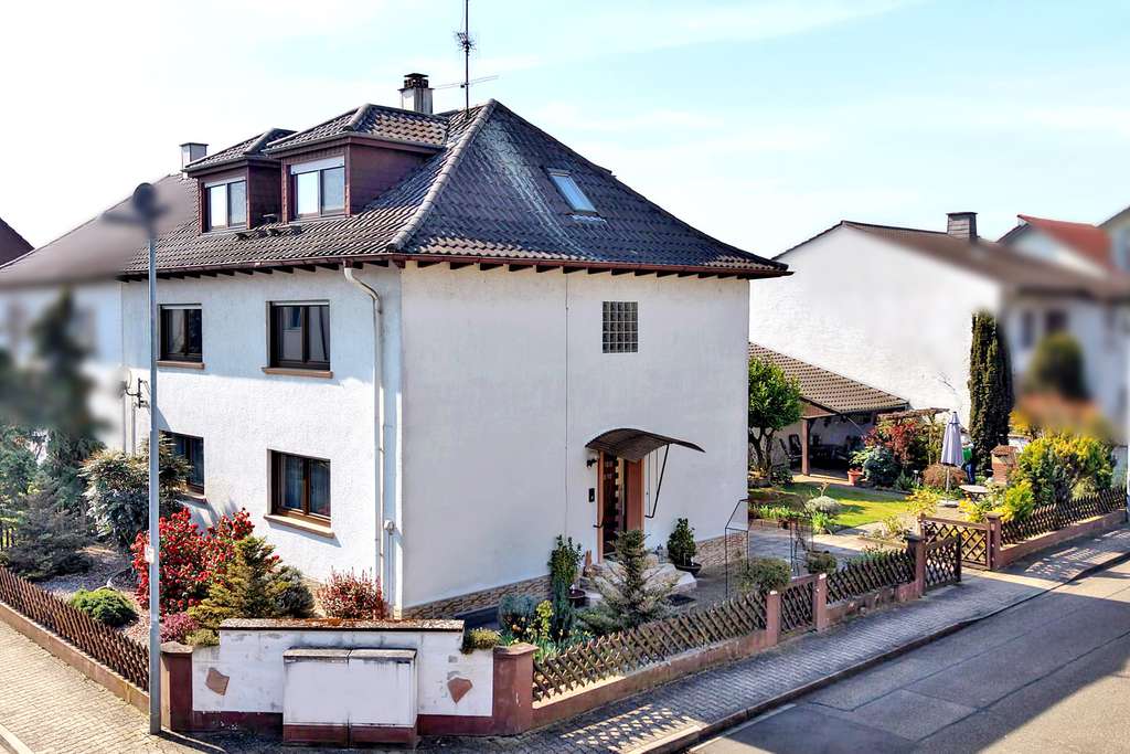 Immobilie in Neulußheim - Solides Dreifamilienhaus mit Potenzial! - Bild 2