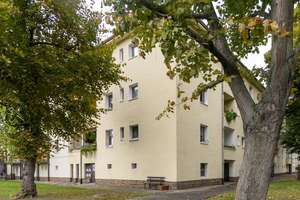 Kleine Dreiraumwohnung mit Badewanne und kleinem Balkon in Mockau