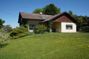 Nähe Wasserburg, ruhige Lage, großer Garten, für Familie mit Kindern ideal, Renovierung erforderlich – Rosenheim (Kreis) – Vorschaubild 1