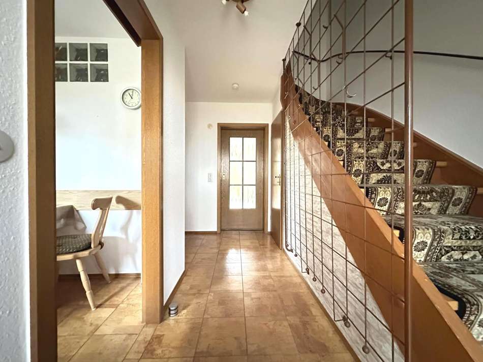 Flur mit Treppe ins Obergescho
