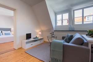 Liebevolle Dachgeschossatmosphäre mit Wohnküche und Kaminofen – Hiltenspergerstr. 19, 80796 Neuschwabing, München – Vorschaubild 6