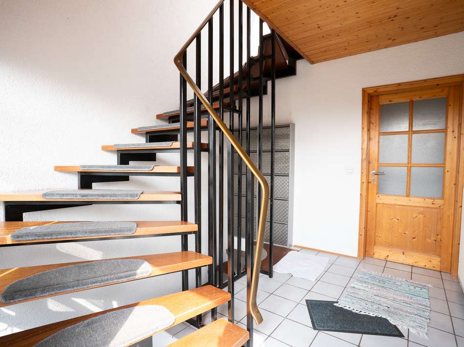 Treppenhaus  Eingangstür Wohnu