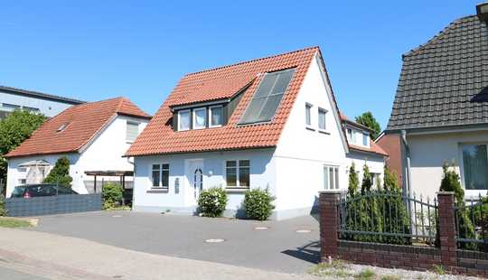 Bild von Modernisiertes, gepflegtes Mehrparteienhaus mit 4 Wohnungen und Pkw-Stellplätzen