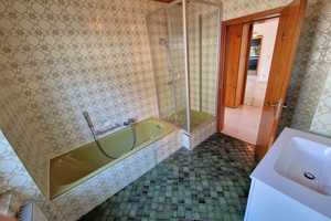 Zweifamilienhaus mit Traumgarten, 2 Garagen, Pool, ausgebautem Souterrain und schöner Aussicht – Wetteraukreis – Vorschaubild 16