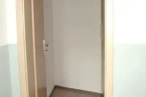 Offene Küche mit kompletter EBK - Fensterbad - Balkon - Abstellraum – Carl-von-Ossietzky-Straße 42, 9126 Chemnitz – Vorschaubild 19