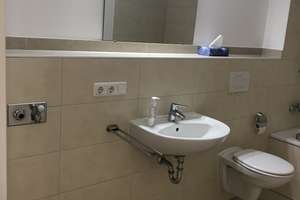 * 1 Zimmer * Wohnküche mit EBK * Bad mit Wanne * großer Balkon * Parkett * – Wasserburger Landstr. 8, 81825 Gartenstadt Trudering, München – Vorschaubild 7