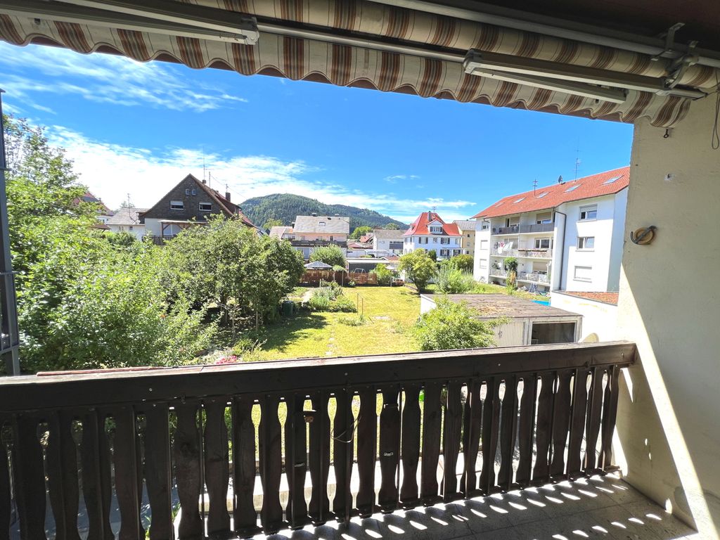 sonnige Wohnung mit 6 Zimmern, Loggia, Garten, Garage und Keller in