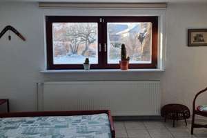 Wohnzimmer mit Echtholzparkett, Kamin, viel Platz und Gemütlichkeit – Schützenstraße  30, 17309 Pasewalk – Vorschaubild 9