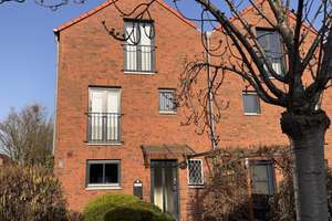 Reihenendhaus mit Garten in grünem Ortsteil 