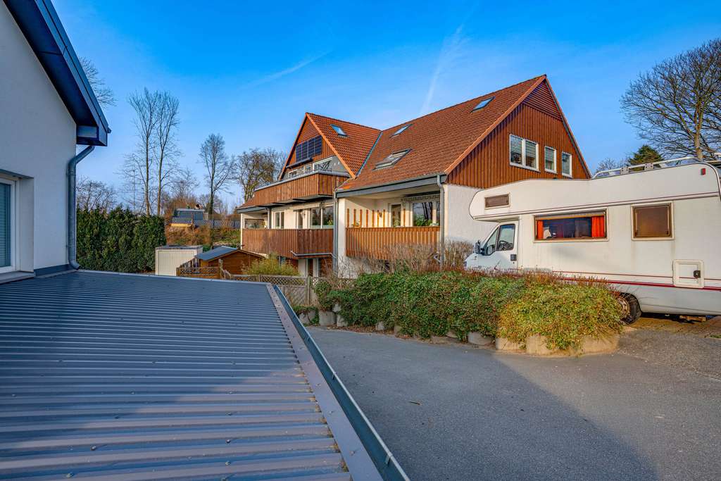 Immobilie in Hürup - Husby: Sonnige Dachgeschosswohnung mit großzügiger Raumaufteilung, Keller und Stellplatz - Bild 1