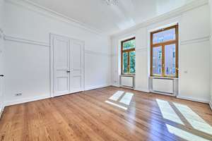 BEL ÉTAGE! 4-Room Historic Apartment - 2 Balconies, Fitted Kitchen & Wellness Oasis *13-Min to Clay* – Die vollständige Adresse der Immobilie erhältst du vom Anbieter., 65185 Mitte, Wiesbaden – Vorschaubild 5