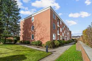 Raum für eigene Ideen: schön geschnittene Wohnung mit 2,5 Zimmern, Balkon und PKW-Stellplatz – Die vollständige Adresse der Immobilie erhältst du vom Anbieter., 25462 Halstenbek – Vorschaubild 2