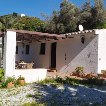 Finca mit Cortijo in Frigiliana zu verkaufen, mit 2 Schlafzimmern, 20 Pferdeboxen und Avocado-Planta