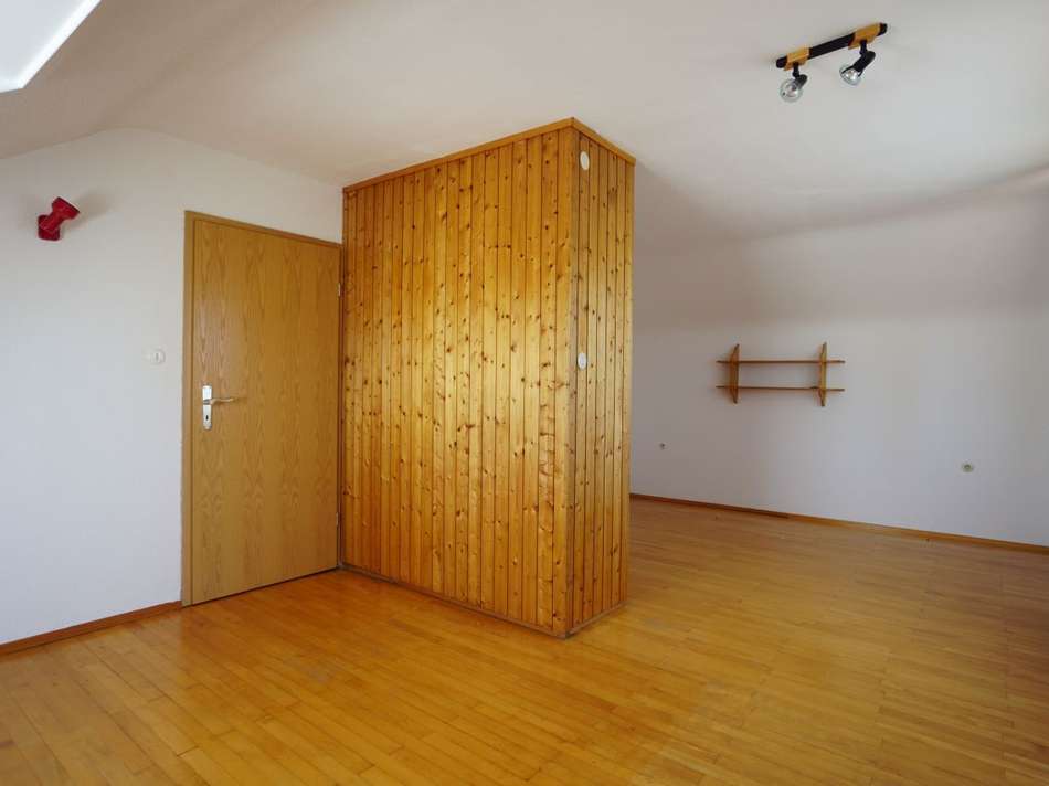 Großes Zimmer im Dachgeschoss