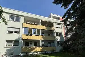 NÜRNBERG-ALTENFURT: GEPFLEGTE 3-ZI-HOCHPARTERRE-WOHNUNG MIT GROSSER LOGGIA UND EINZELGARAGE – Nürnberg – Vorschaubild 2