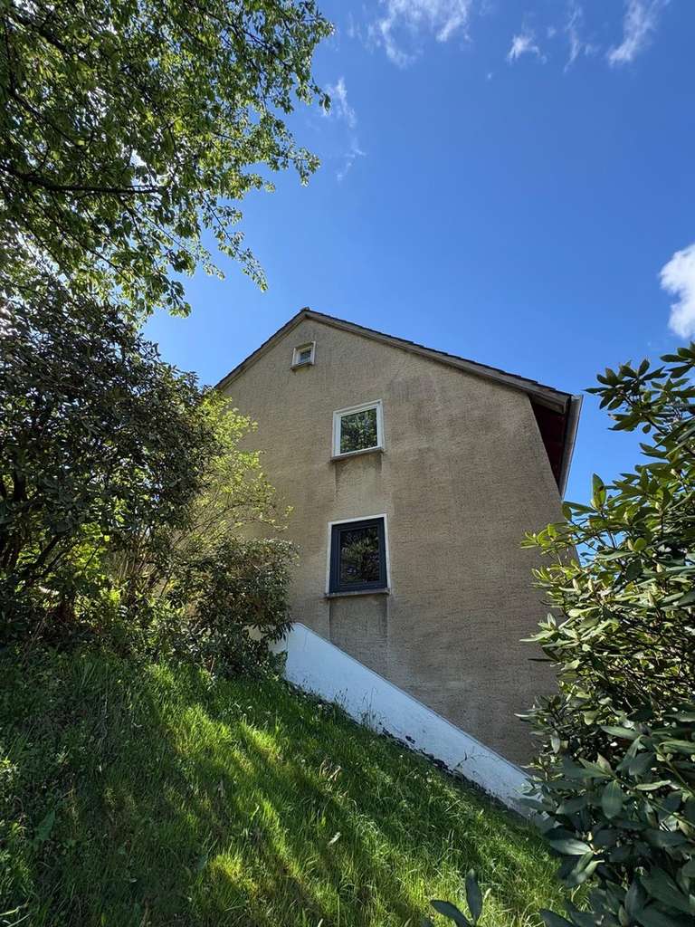 Immobilie in Porta Westfalica - Attraktives Zweifamilienhaus mit Potenzial in zentraler Lage von Hausberge - Renovierungsbedürftig - Bild 2