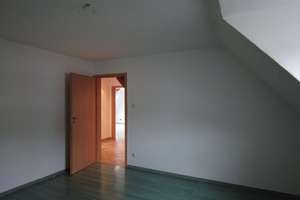 Vollständig renovierte Dachgeschosswohnung mit dreieinhalb Zimmern und Balkon in Oberhausen Zentrum – Die vollständige Adresse der Immobilie erhältst du vom Anbieter., 46045 Altstadt-Süd, Oberhausen – Vorschaubild 4