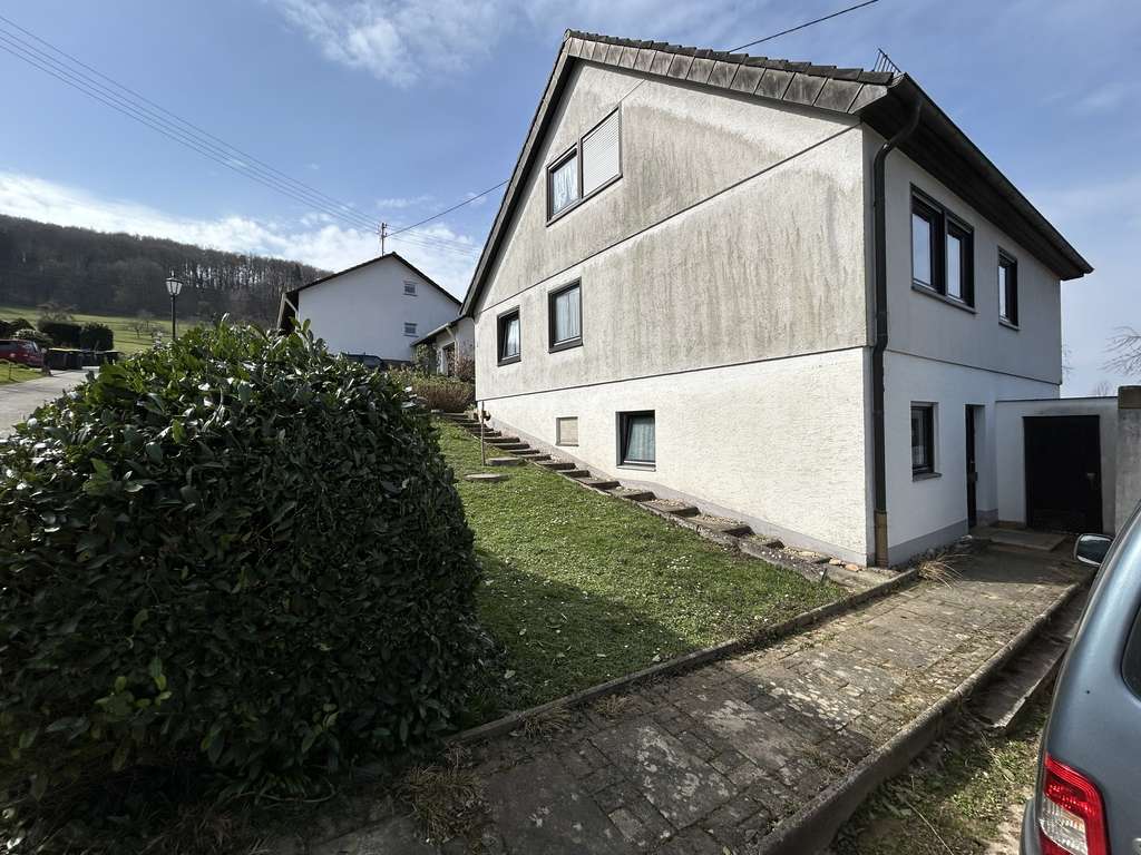 Immobilie in Badenweiler - Renovierungsbedürftiges Haus mit 6 Zimmern in Badenweiler - Bild 1