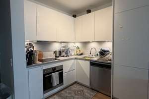 2-Zimmer-Wohnung mit voll ausgestatteter Küche inkl. großem Kühlschrank, Balkon und Keller. 