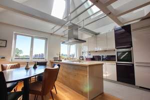 DREAMHOUSE Immobilien: Attraktiver Dachgeschossausbau mit großzügigem Grundriss